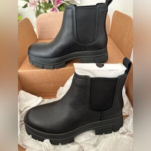 NEW Leather Waterproof UGGS Ashton Women’s Chelsea Boot size W8.5